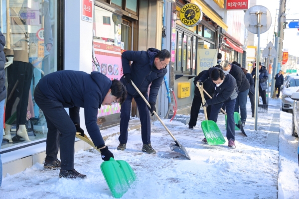 명현관 해남군수가 직원들과 제설작업을 하고 있다 (사진제공 = 해남군)