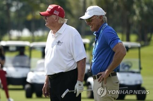 LIV 골프 프로암에 나선 트럼프 전 대통령과 LIV 골프 대표 그레그 노먼.<br />[AP=연합뉴스]
