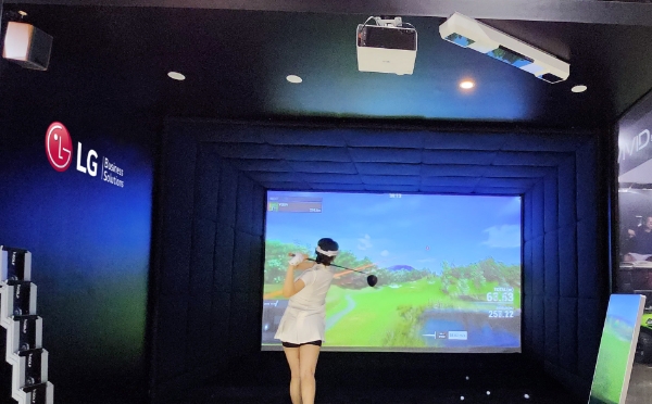 LG전자가 현지시간 24일부터 나흘간 美 올랜도에서 열리는 세계 최대 골프 전시회 ‘PGA 쇼(PGA Show) 2023’에 첫 참가한다. 사진은 천장에 설치된 프리미엄 상업용 프로젝터 'LG 프로빔 레이저 4K’를 활용해 조성한 스크린골프 체험존에서 LG전자 모델이 스크린 골프를 즐기는 모습. / 사진 제공 : LG전자