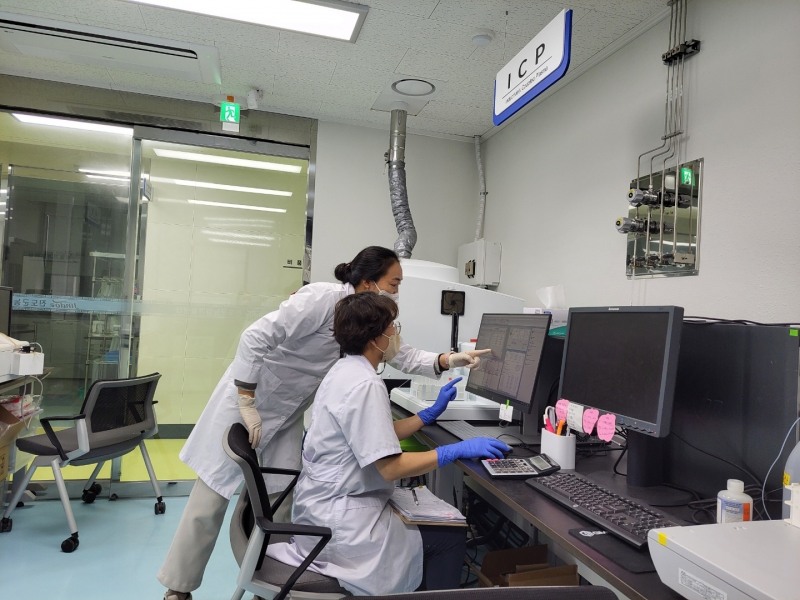 농산물 안전분석 모습 (사진제공 = 진도군)