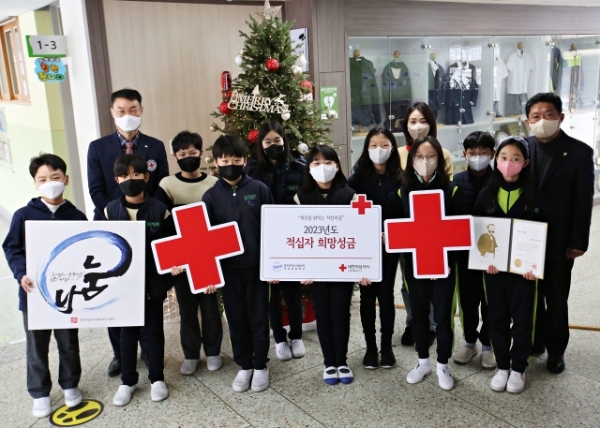전교생이 참여해 모인 ‘적십자 희망성금’을 전달하는 중앙대학교사범대학부속초등학교 강철민 교장(오른쪽 둘째 줄 첫 번째), 박기홍 적십자 서울지사 사무처장(왼쪽 둘째줄 첫 번째)과 5학년 학생들. / 사진 제공 : 대한적십자사
