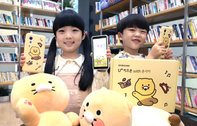 LG유플러스는 자녀의 올바른 금융습관과 스마트폰 사용 습관 형성을 도와주는 아동 전용 디바이스 ‘U+키즈폰 with 춘식이’를 27일 단독 출시한다. 사진은 LG유플러스 키즈 모델이 ‘U+키즈폰 with 춘식이’를 소개하는 모습. (사진 = LG유플러스 제공)