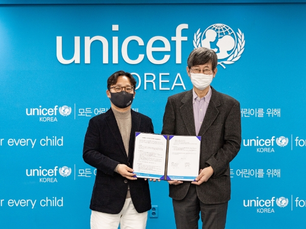 강석균 탑텐 사업본부장(왼쪽)과 이기철 유니세프한국위원회 사무총장.(사진제공=유니세프한국위원회)