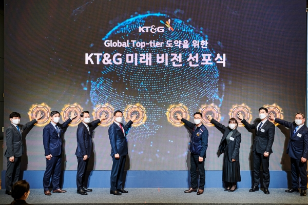 KT&G가 26일 서울 성수동 상상플래닛에서 ‘KT&G 미래 비전 선포식’을 열고, 글로벌 ‘톱 티어(Top-Tier)’ 기업으로의 도약을 위한 그룹 목표와 청사진을 공개했다. 사진은 백복인 사장(왼쪽 네 번째)을 비롯한 KT&G 임직원들이 미래 비전 선포식 행사 후 기념 세리머니를 하고 있는 모습. / 사진 제공 : KT&G