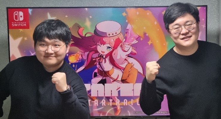 '식스타 게이트:스타트레일' 개발진. 왼쪽부터 비카(VICA) PD, 애쉬트레이(Ashtray) 개발이사.