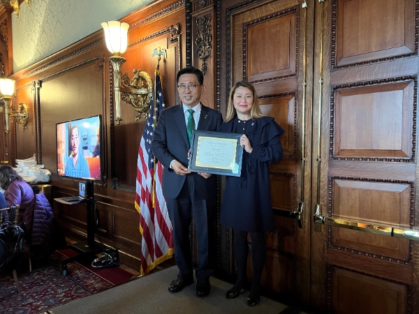 22년 12월 엘렌박 의원에 감사패 전달하는 김춘진 사장 모습. (좌측부터) 김춘진 한국농수산식품유통공사 사장, 엘렌 박 뉴저지주 하원의원 / 사진 제공 : 한국농수산식품유통공사