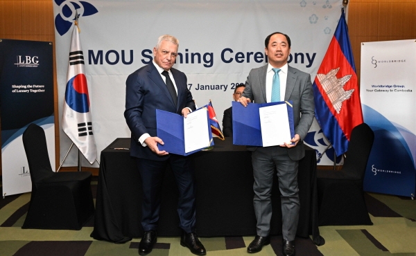 왼쪽부터 다니엘 메이란 럭셔리비즈니스그룹 회장, 닉 오크냐 시어리 리티 월드브리지 회장이 합작투자사인식을 진행하고 포즈를 취하고 있다.