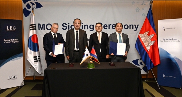왼쪽부터 다니엘 메이란 럭셔리비즈니스그룹 회장, 판 소라삭 캄보디아 상무장관, 속 첸다 소페아 캄보디아개발위원회(CDC) 사무총장 겸 총리직속 장관, 닉 오크냐 시어리 리티 월드브리지 회장이 합작투자사인식을 진행하고 포즈를 취하고 있다.