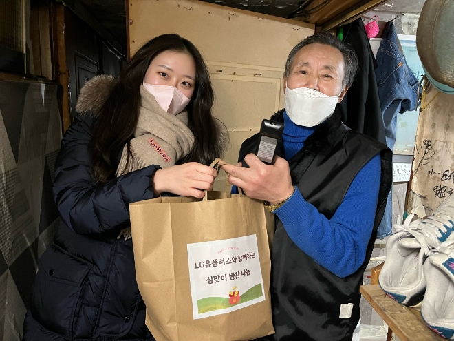 LG유플러스는 임직원이 모은 기부금으로 용산구 관내 독거 어르신들에게 선물을 증정하는 사회공헌 활동을 전개했다고 27일 밝혔다. 사진은 LG유플러스 임직원이 어르신들을 만나 선물을 전달하는 모습. (사진 = LG유플러스 제공)