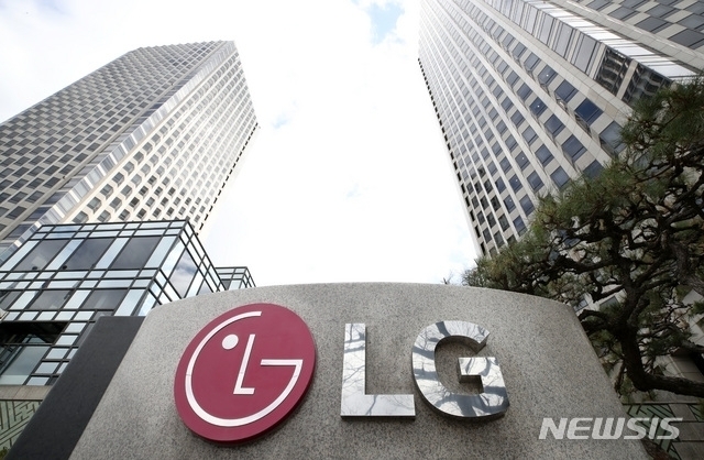 LG전자는 ‘2022년 4분기 경영실적 발표’를 통해 4분기 매출액 21조8575억원, 영업이익 693억원을 기록했다고 27일 발표했다. 사진은 서울 여의도의 LG사옥의 모습. (사진 = 뉴시스)