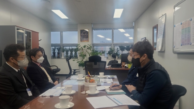 오후석 경기도 행정2부지사(왼쪽 두번째)가 26일 정부세종청사에서 안승대 행정안전부 자치분권정책관을 만나 경기도의 경기북부특별자치도 설치 추진을 위한 협조를 요청하고 있다(사진=경기도)