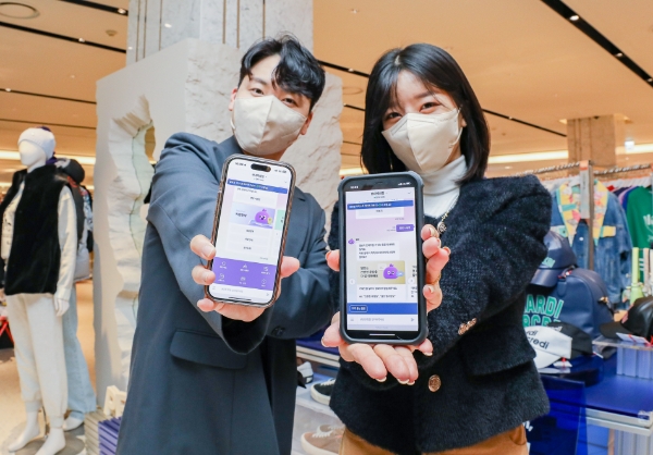 현대백화점 직원이 AI 챗봇 상담 서비스 '젤뽀'를 소개하는 모습./ 사진 제공 : 현대백화점