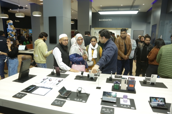 인도 뉴델리 중심가에 신규 개장한 삼성 익스피리언스 스토어에 방문한 고객과 제품 설명 중인 매장 직원