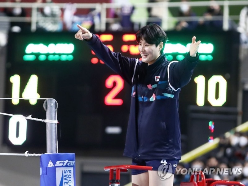 (인천=연합뉴스) 29일 인천 삼산월드체육관에서 열린 프로배구 V리그 올스타전에서 김희진이 심판석에 올라 판정을 내리고 있다.