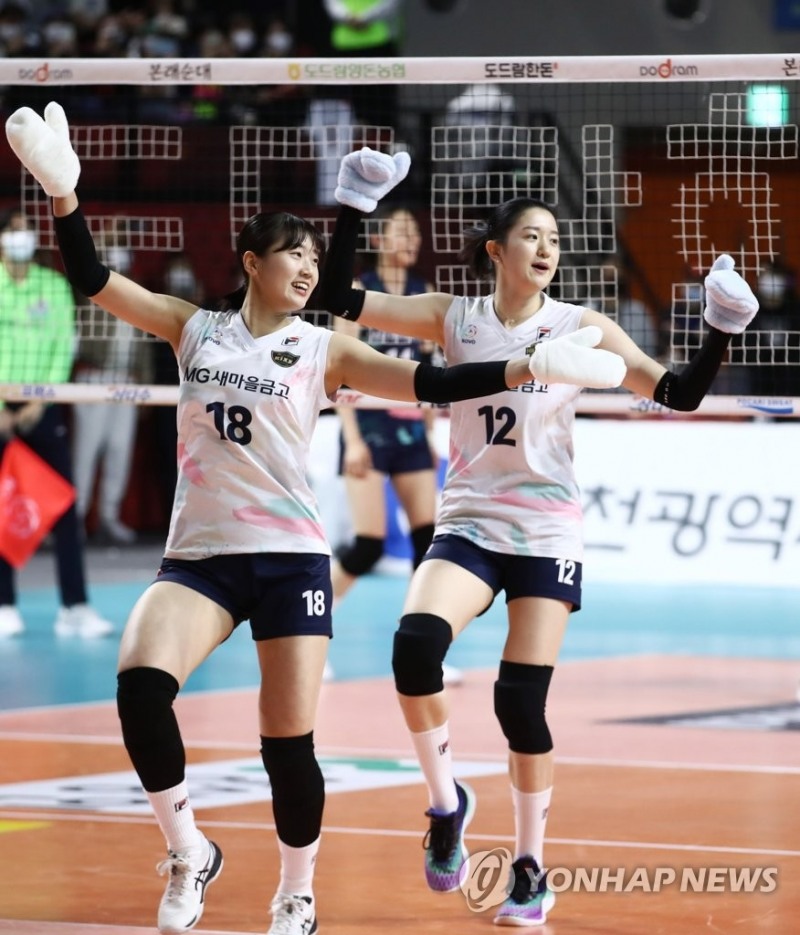 (인천=연합뉴스) 29일 인천 삼산월드체육관에서 열린 프로배구 V리그 올스타전에서 Z-STAR팀 권민지(왼쪽)와 이다현이 춤 세리머니를 하고 있다.
