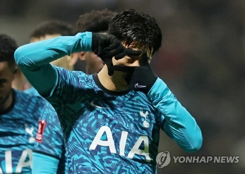 손흥민이 득점 후 찰칵 세리머니를 하고 있다.