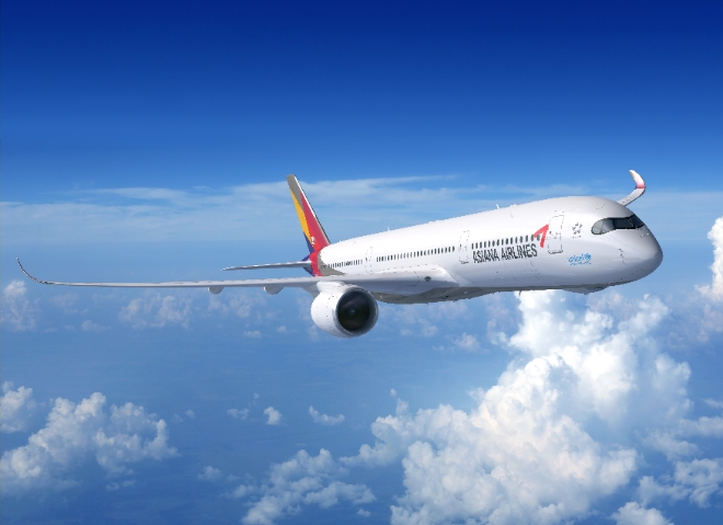 아시아나항공은 이달 글로벌에너지기업 ‘쉘(Shell)’과 지속가능항공유(SAF) 사용 확대를 위한 양해각서를 체결했다고 30일 밝혔다. 사진은 아시아나항공의 A350 항공기의 모습. (사진 = 아시아나항공 제공)