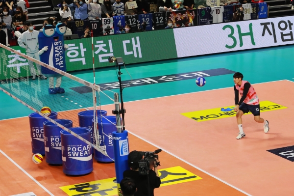 베스트 리베로 콘테스트에서 박경민 선수가 2점짜리 포카리스웨트볼을 받고 있다. / 사진 제공 : 동아오츠카