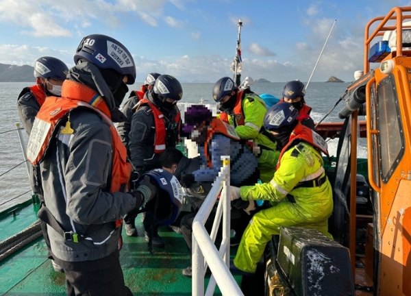 응급환자 긴급 이송 (사진제공 = 목포해양경찰서)