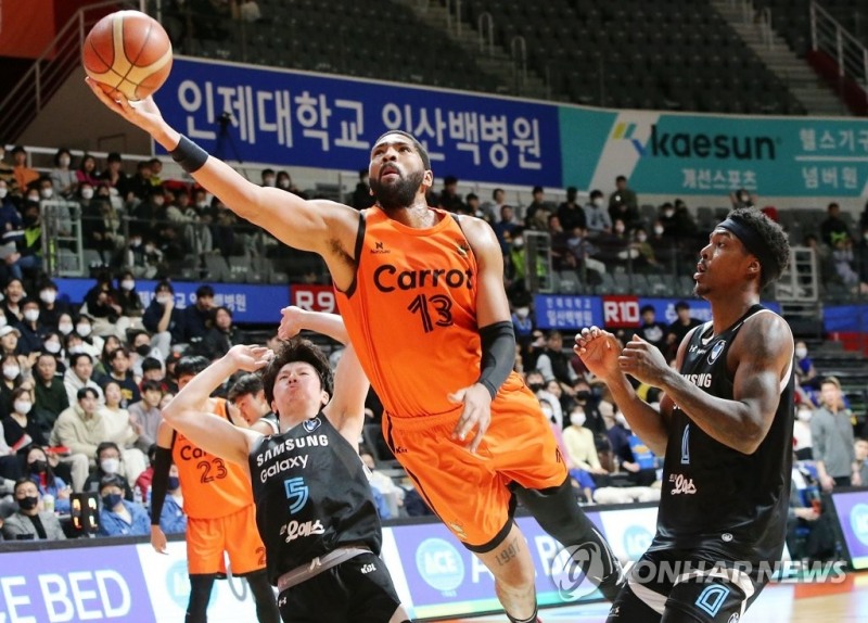 (고양=연합뉴스) 30일 경기도 고양체육관에서 열린 고양 캐롯-서울 삼성 경기. 캐롯 디드릭 로슨이 슛을 성공시키고 있다.