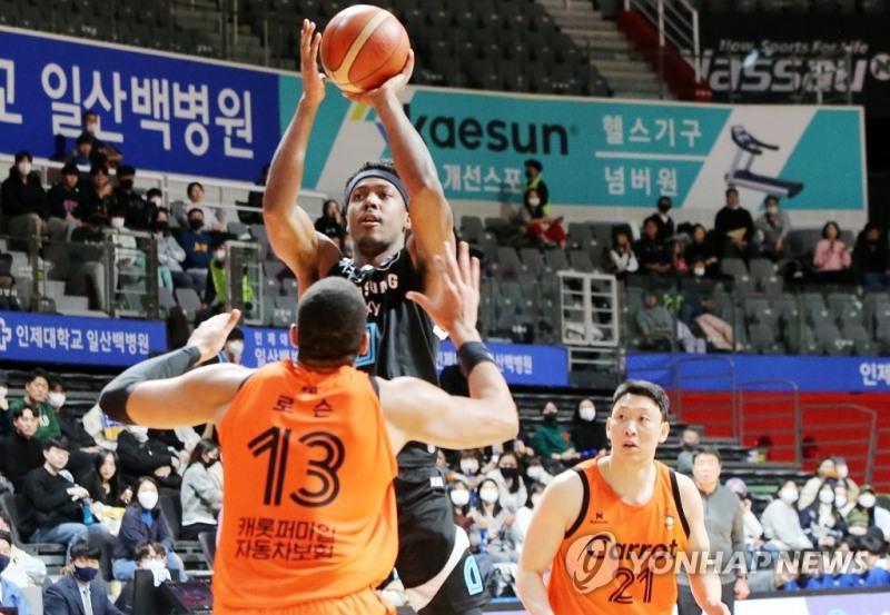 (고양=연합뉴스) 30일 경기도 고양체육관에서 열린 고양 캐롯-서울 삼성 경기. 서울 삼성 윌리스가 슛을 성공시키고 있다.