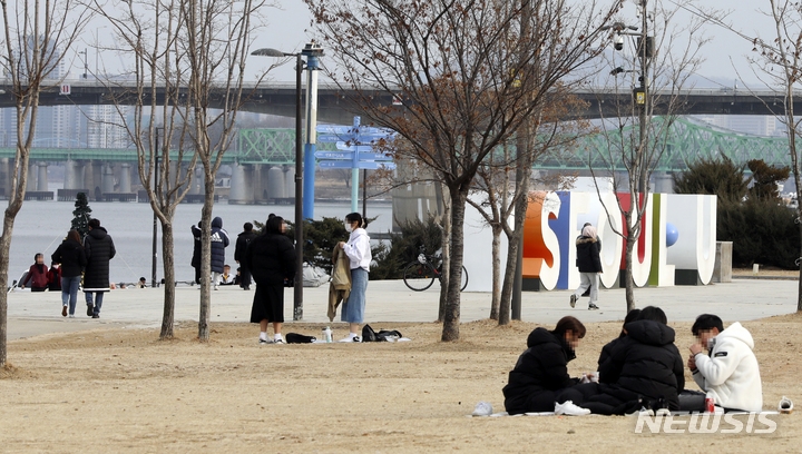낮 기온이 영상으로 오르며 한파가 누그러진 지난 29일 오후 서울 여의도 한강공원에서 시민들이 주말을 즐기고 있다.