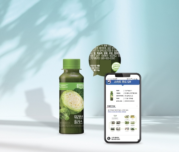 풀무원녹즙은 소비자의 안전과 제품 선택에 필수적인 식품표시 사항의 가독성을 높이고 소비자의 알 권리 제공을 위해 베스트셀러 제품 ‘위러브플러스’ 패키지에 QR코드를 활용한 e-라벨을 도입했다. / 사진 제공 : 풀무원녹즙