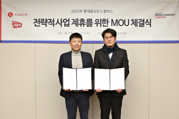 롯데홈쇼핑은 지난달 31일(일) 식품 전문 업체 '올박스'와 콘텐츠 커머스 활성화 및 신규 개발 식품 공동 투자를 위한 업무협약을 체결했다.(왼쪽부터 올박스 이창원 대표, 롯데홈쇼핑 이보현 콘텐츠부문장) / 사진 제공 : 롯데홈쇼핑