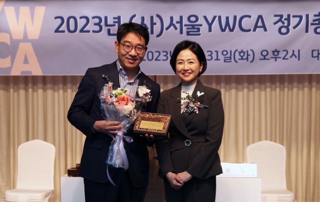 △NS홈쇼핑이 서울YWCA로부터 감사패를 받았다(왼쪽 NS홈쇼핑 사회공헌위원장 이상근 이사, 오른쪽 서울YMCA 이유림 회장)