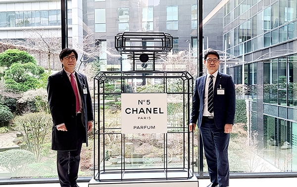 사진=레베코코 이상호 대표(좌) 올릭스글로벌 유창남 대표(우) 프랑스 파리 샤넬 본사 로비. 제공=레베코코