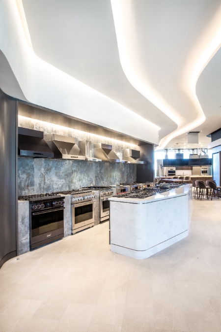 삼성전자는 럭셔리 빌트인 가전 브랜드 ‘데이코’가 미국 주방욕실협회(NBKA)로부터 ‘2023 혁신 쇼룸상’을 수상했다고 1일 밝혔다. 사진은미국 주방욕실협회로 부터 '2023년 혁신 쇼룸상'을 수상한 '데이코 키친 씨어터' 모습. (사진 = 삼성전자 제공)