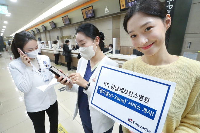 KT는 스마트폰을 통해 다양한 통화 기능과 부가서비스를 이용할 수 있는 병원 전용 커뮤니케이션 플랫폼 ‘엠디콜’의 서비스를 강남세브란스병원에서 처음 시작한다고 1일 밝혔다. 사진은 KT ‘엠디콜’ 서비스가 도입된 강남세브란스병원에서 스마트폰을 통해 업무 연락을 하는 모습. (사진 = KT 제공)