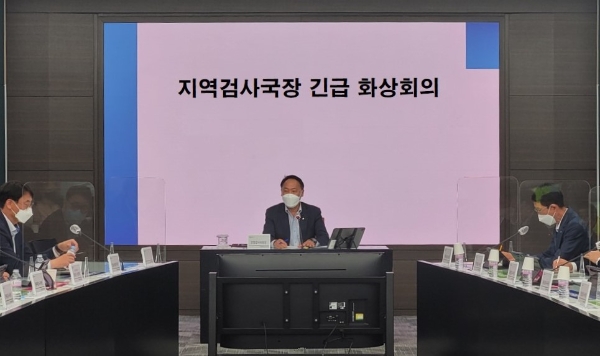 박태선 조합감사위원장(사진 가운데)은 지난 31일 서울 중구 농협중앙회 본관에서 조합감사위원회사무처 및 전국 16개 지역검사국장들이 참석하는 '지역검사국장 긴급 화상회의'를 개최했다.