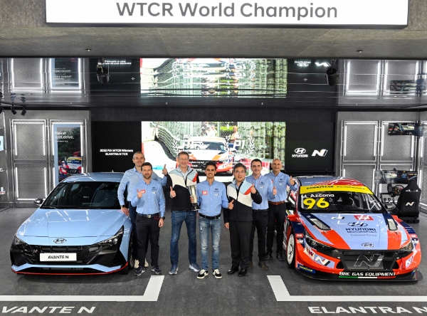(왼쪽부터) 현대 모터스포츠 법인(HMSG) 커스터머 레이싱 수석 엔지니어 안드레아 치조티, BRC 팀 총괄 가브리엘 리조, N브랜드매니지먼트모터스포츠사업부장 틸 바텐베르크, 2022 시즌 드라이버 부문 우승 미켈 아즈코나, 현대자동차 장재훈 사장, 2019 챔피언 노버트 미첼리즈, 2018년 초대 WTCR 챔피언 가브리엘 타퀴니. / 사진 제공 : 현대자동차