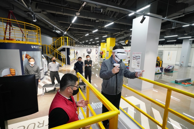 롯데건설은 대표이사인 박현철 부회장을 비롯해 경영진 전원이 안전 체험 교육을 받는다고 1일 밝혔다. 사진은 박현철 부회장이 안전체험관에서 철골VR 안전체험 교육을 받고 있는 모습. (사진 = 롯데건설 제공)