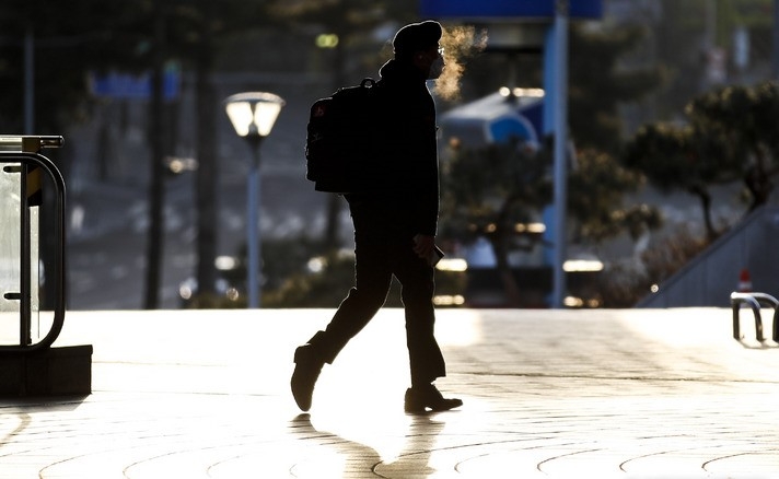 추운 날씨가 이어진 지난달 29일 오전 서울 중구 서울역에서 두꺼운 옷을 입은 시민들이 이동하고 있다. 기상청은 추운 날씨가 오후부터 누그러질 것이라고 예보했다.