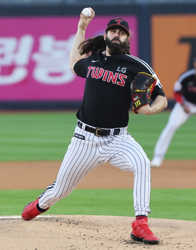 올해로 KBO 리그 5년차를 맞는 케이시 켈리는 지난해 다승왕답게 외국인선수 연봉 1위다.