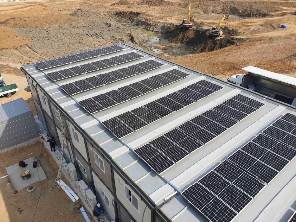 SK에코플랜트가 온실가스 감축을 위해, 아파트 건설현장 사무실에 모듈러 공법과 지붕 태양광을 적용한 모습. / 사진 제공 : SK에코플랜트