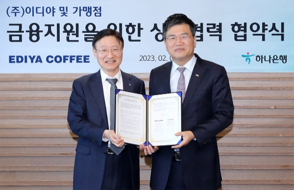 하나은행은 지난 1일 오후 서울 중구 을지로 하나은행 본점에서 이디야커피와 가맹점 동반성장을 위한 상생 업무협약을 체결했다. 이승열 하나은행장(사진 왼쪽)이 문창기 이디야커피 회장(사진 오른쪽)과 함께 기념 촬영을 하고 있다. / 사진 제공 : 하나은행