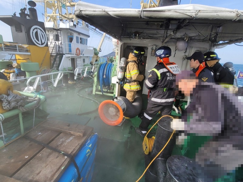 어선 화재 진화 (사진제공 = 여수해양경찰)