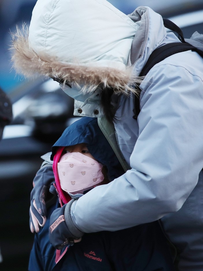 서울 아침 최저 기온이 영하 18도까지 떨어지는 등 전국 대부분의 지역에 한파특보가 발효된 25일 오전 서울 중구 명동 인근에서 외국인 관광객들이 투터운 외투를 입고 있다.