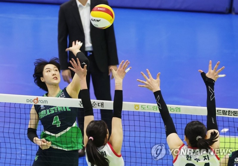 (수원=연합뉴스) 2일 경기도 수원실내체육관에서 열린 프로배구 V리그 여자부 현대건설 힐스테이트와 GS칼텍스 Kixx의 경기. 현대건설 황연주가 공격하고 있다.