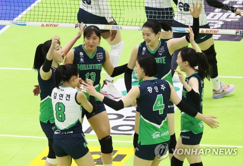 (수원=연합뉴스) 2일 경기도 수원실내체육관에서 열린 프로배구 V리그 여자부 현대건설 힐스테이트와 GS칼텍스 Kixx의 경기. 득점에 성공한 현대건설 선수들이 기뻐하고 있다.