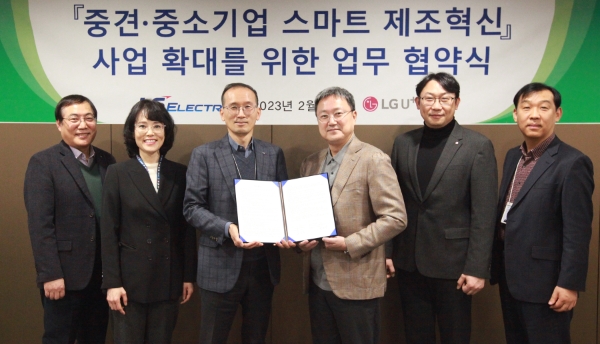 LG유플러스와 LS일렉트릭이 중소·중견기업 대상 스마트 제조혁신 사업 확대를 위해 업무협약을 체결했다. 사진은 LG유플러스 임장혁 기업신사업그룹장(왼쪽 네번째), LS일렉트릭 권봉현 자동화 CIC(사내독립기업) COO(왼쪽 세번째)가 업무협약식에서 기념촬영을 하는 모습. / 사진 제공 : LG유플러스