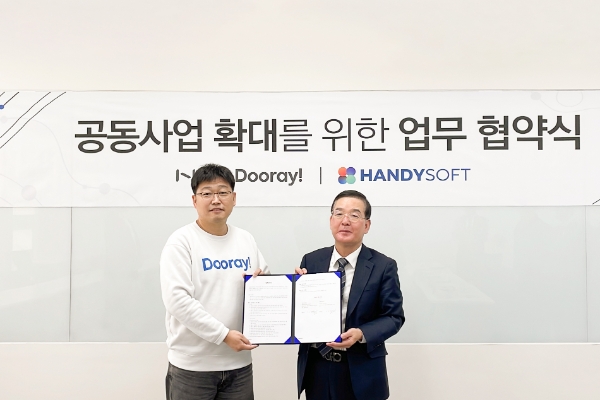 (좌)NHN두레이 백창열 대표, (우)핸디소프트 이준희 대표 / 사진 제공 : NHN두레이