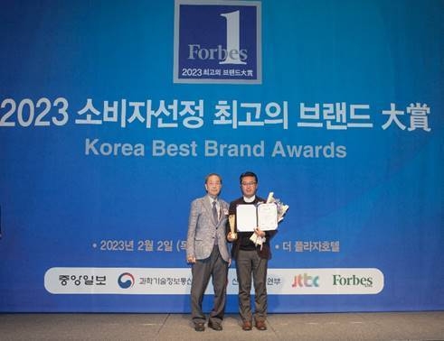 이명호 심사위원장(왼쪽)과 손동식 스마트카라 영업부 팀장