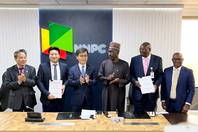 대우건설은 지난 2일 나이지리아국영석유공사(NNPC)의 자회사인 카두나정유화학(KRPC)이 발주한 ‘카두나 정유시설 긴급 보수 공사’를 수주하고 계약을 체결했다고 3일 밝혔다. 사진은 조승일 대우건설 플랜트사업본부장(왼쪽에서 3번째)과 나이지리아측 인사들이 계약 체결 후 기념 촬영을 하고 있는 모습. (사진 = 대우건설 제공)
