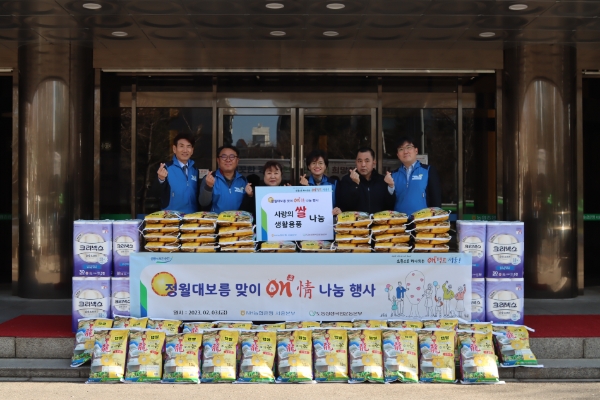 (왼쪽부터) 강승구 서울영업부장, 한성식 서울노조위원장, 강정자 벧엘나눔공동체 이사장, 조은주 서울본부장이 정월대보름 맞이 나눔행사를 실시하고 직원들과 기념사진 촬영을 하고 있다. / 사진 제공 : NH 농협은행