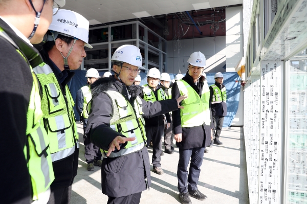 국가철도공단 김한영 이사장(왼쪽 세번째)이 3일(금) 동두천~연천 철도사업 연천역 건축공사 현장을 찾아 사업진행 상황을 점검하고있다. / 사진 제공 : 국가철도공단