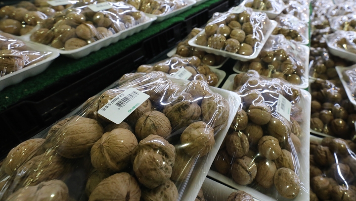 입춘과 정월 대보름을 앞둔 2일 서울 시내 한 대형마트에 부럼 견과류가 진열돼 있다.